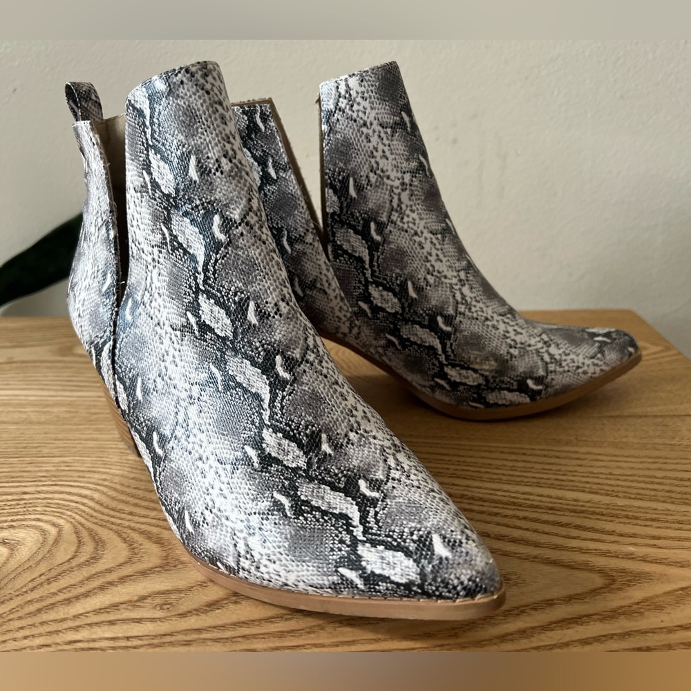 LAICIGO Womens Cutout Chelsea Ankle Boots Slip on Closed Toe Stacked Chunky